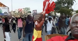 Presidente come de cebolada a debilitada sociedade civil