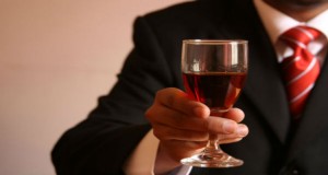 A malta bebe vinho que se farta - Folha 8