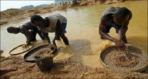 As autoridades angolanas anunciaram a detenção, em Angola, de quase 100 imigrantes ilegais da República Democrática do Congo (RD Congo), quando garimpavam diamantes sem autorização, na província da Lunda Norte.
