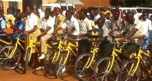 Uau! Alunos vão para a escola de bicicleta - Folha 8
