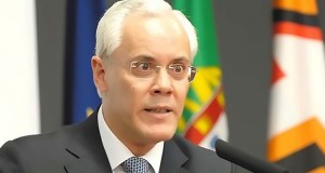 Vistos gold. Escândalo faz cair ministro - Folha 8