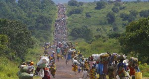☞ Exército com pastas decisivas no Governo de transição do Burkina Faso ☜ ▩ Ponha o dedo, partilhe e leia a notícia completa no nosso site: http://bit.ly/f8PastasBurkinaFaso ▶ O Exército do Burkina Faso conseguiu ocupar quatro importantes pastas no Governo de transição, pelo que mantém o seu poder apesar da nomeação de um líder civil como presidente interino do país.