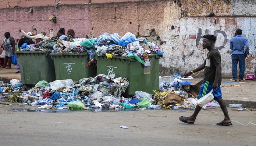 ENQUANTO NÃO RECICLA OS SEUS POLÍTICOS, MPLA APOSTA NO PLÁSTICO